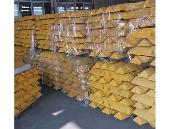 履帶（dài）底盤四輪一帶